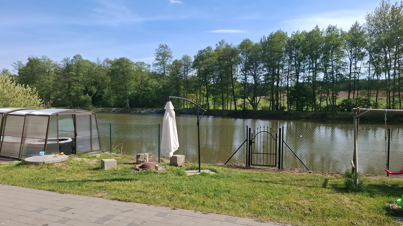 Pohled od domu na rybník